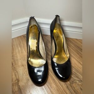 Michael Kors - Womens Business Casual Office Wear Classic Black Leather Heels